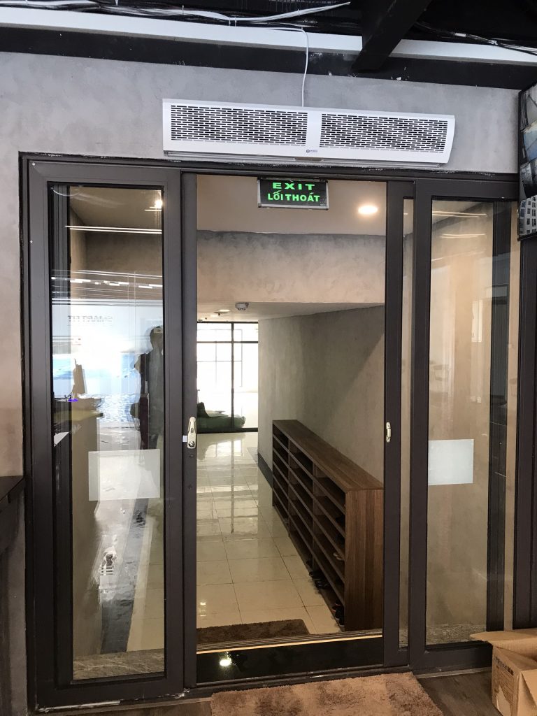Quạt chắt gió điều hòa Ebisu 1,2m FM-1212A-K lắp cho quán cafe
